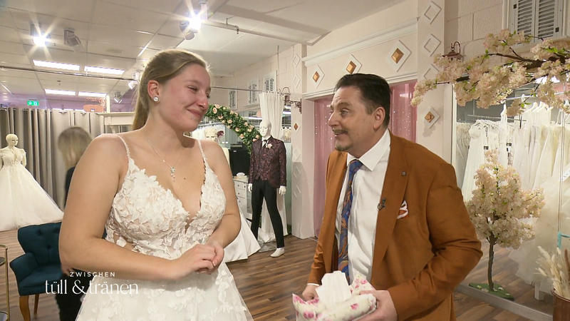 Große Gefühle bei Amy: Hat Uwe Herrmann mit diesem Kleid ins Schwarze getroffen?