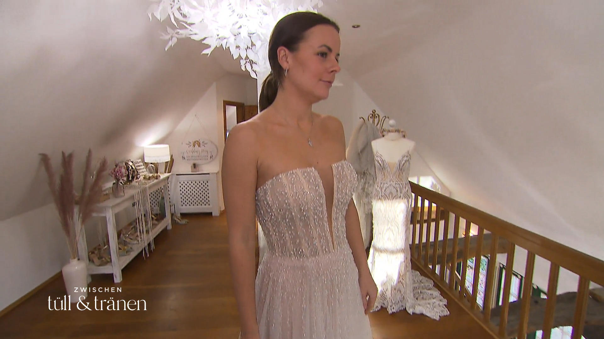 Kann dieses verspielte Kleid Sina überzeugen – oder braucht sie doch noch ein anderes?