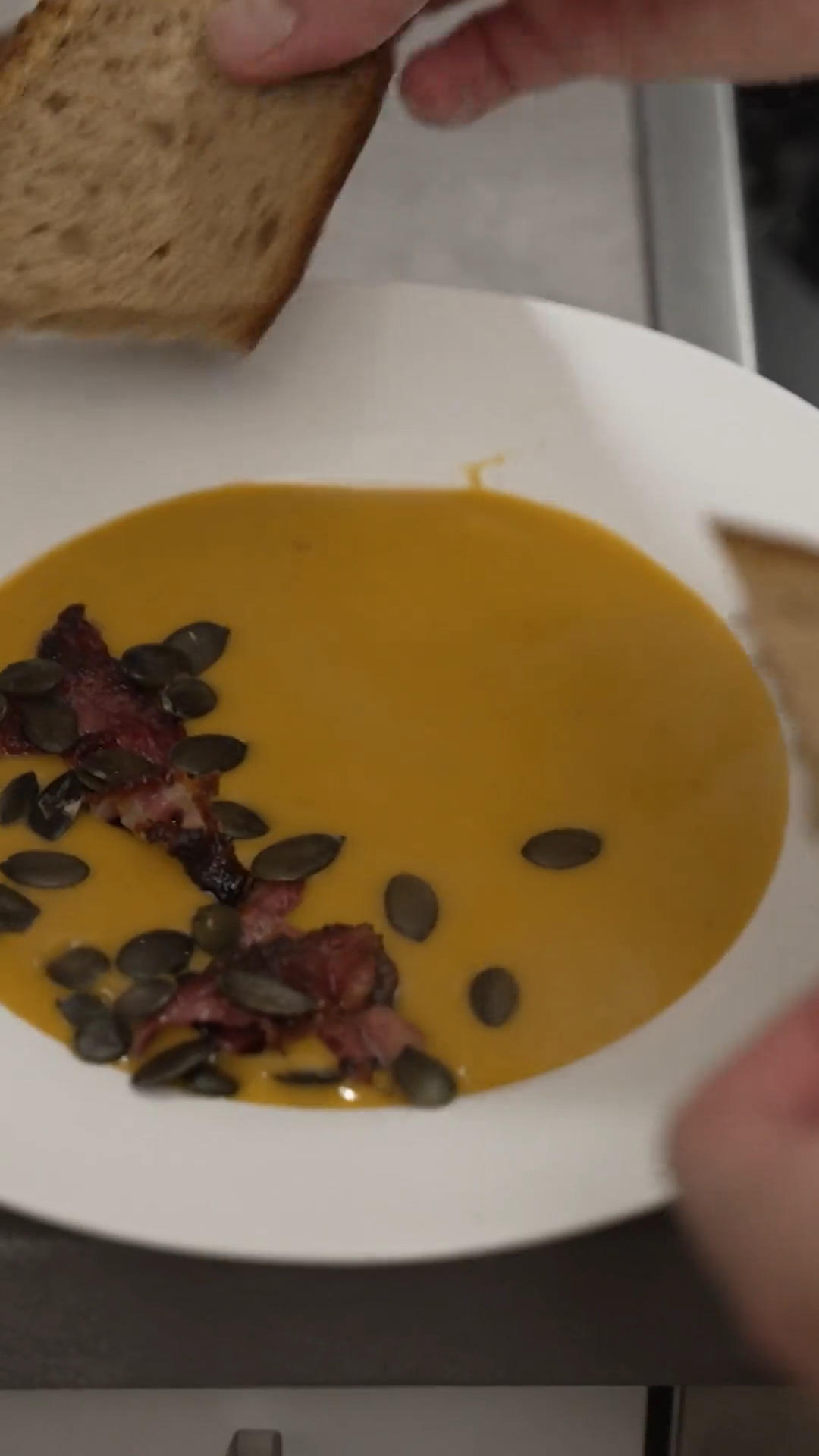 Von Kürbissuppe bis Zwetschge: Kann Alina mit diesem Menü richtig punkten?