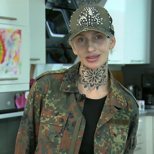 Anna ist kein Pullunder-Typ - aber das stört sie nicht