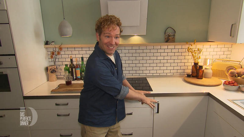 Thomas öffnet seine top gestylte Wohnung – der perfekt gedeckte Tisch steht schon bereit