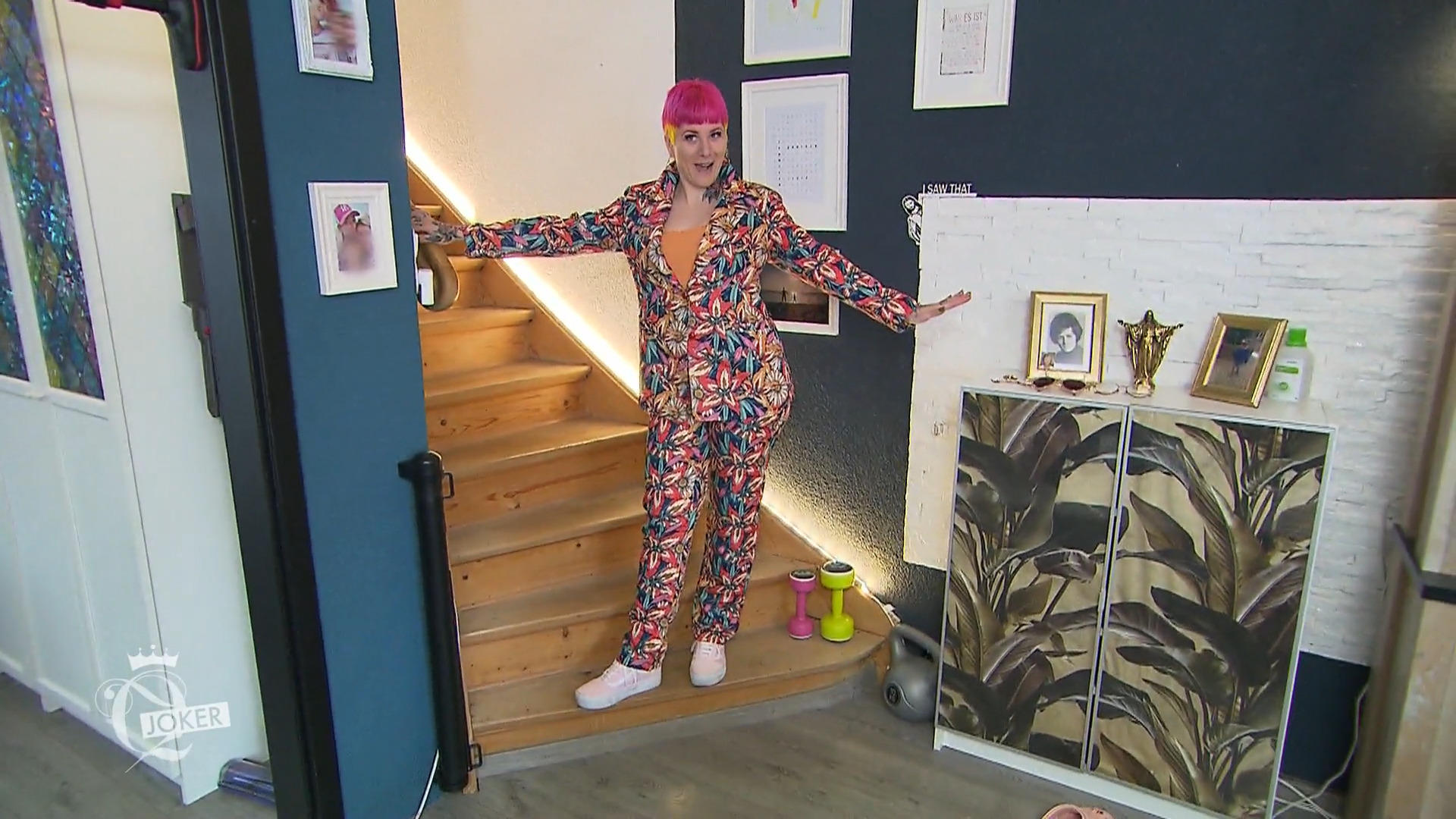 Tätowiererin Jennifer bringt Farbe, Witz und jede Menge Persönlichkeit mit