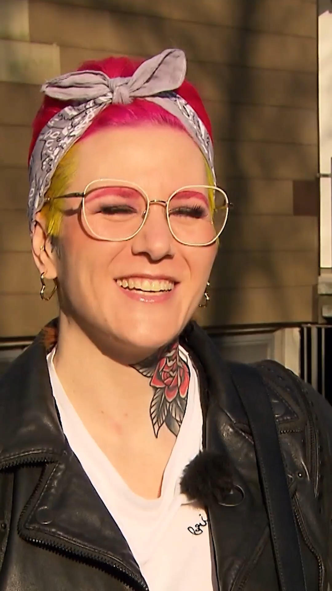 Jennifer zeigt schon beim Vorstellen, dass sie alles außer gewöhnlich ist