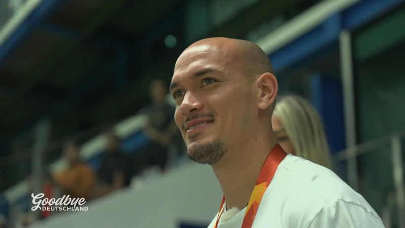 Heute darf Profi-Fußballer Manu beim Spiel zu zusehen