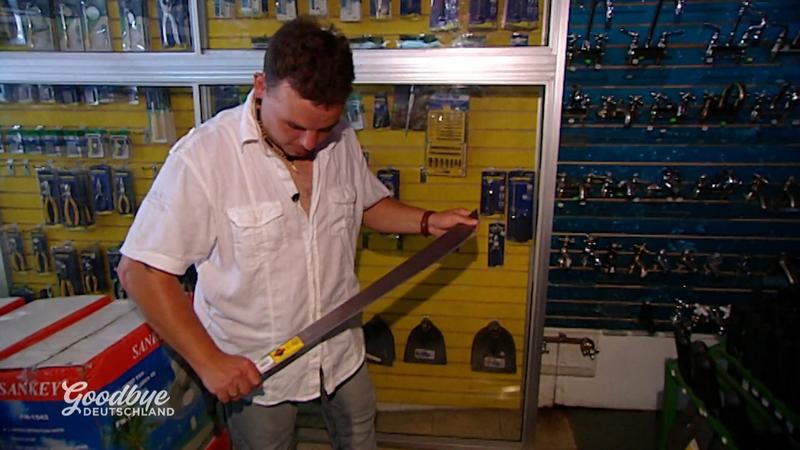 Timo und Helena rüsten sich für die Wildnis