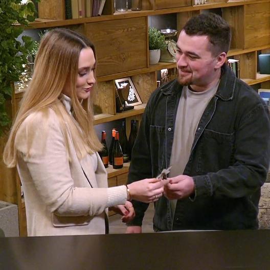 Jakob erhellt Tanjas Herz mit seinem selbstgemachten Geschenk