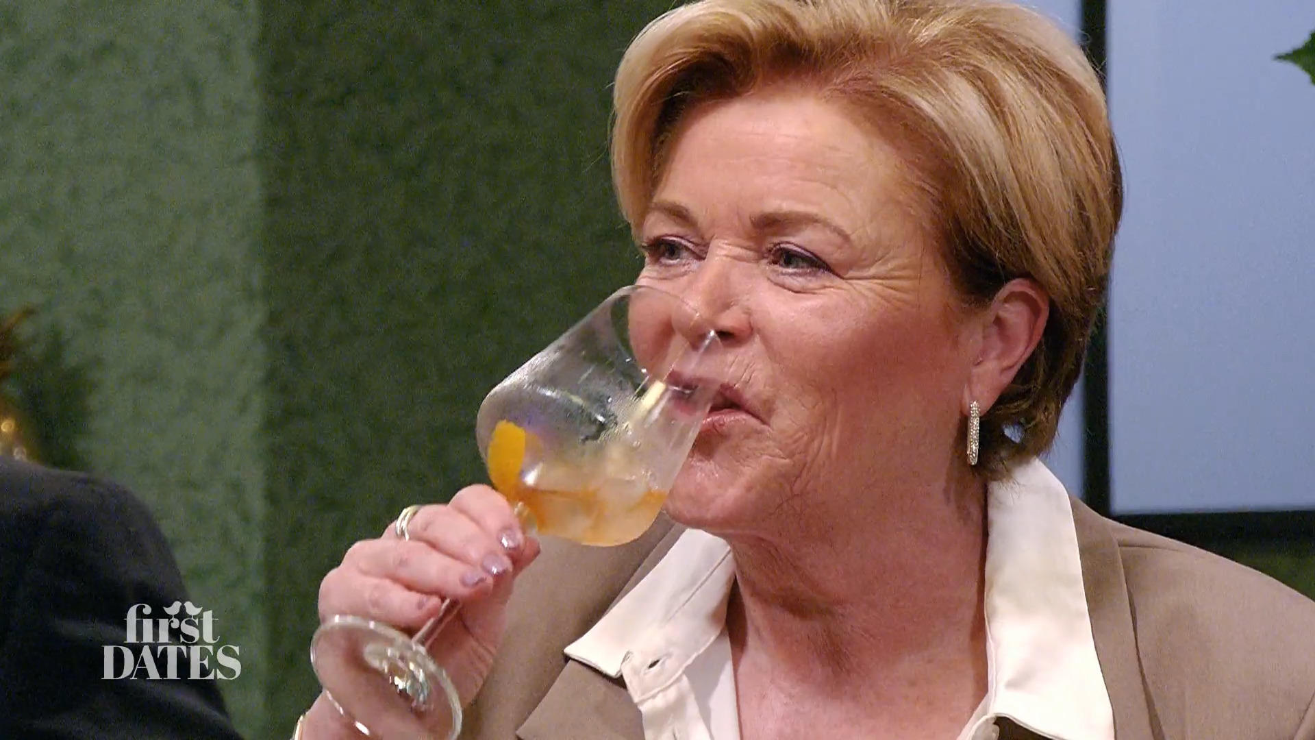 Peter ist hin und weg von Ilona – und bei Wein und Essen stimmt es auch