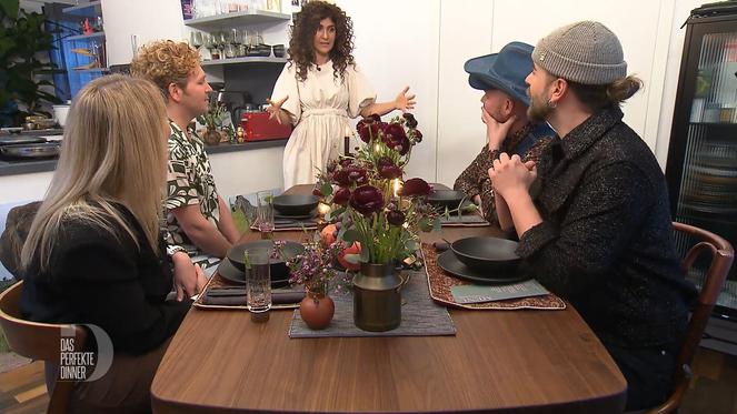 Api verwöhnt ihre Gäste mit einem "Sofreh"