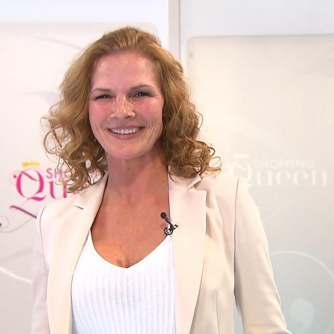Rebecca zeigt auf dem Catwalk, wie stark ihr Look wirklich wirkt