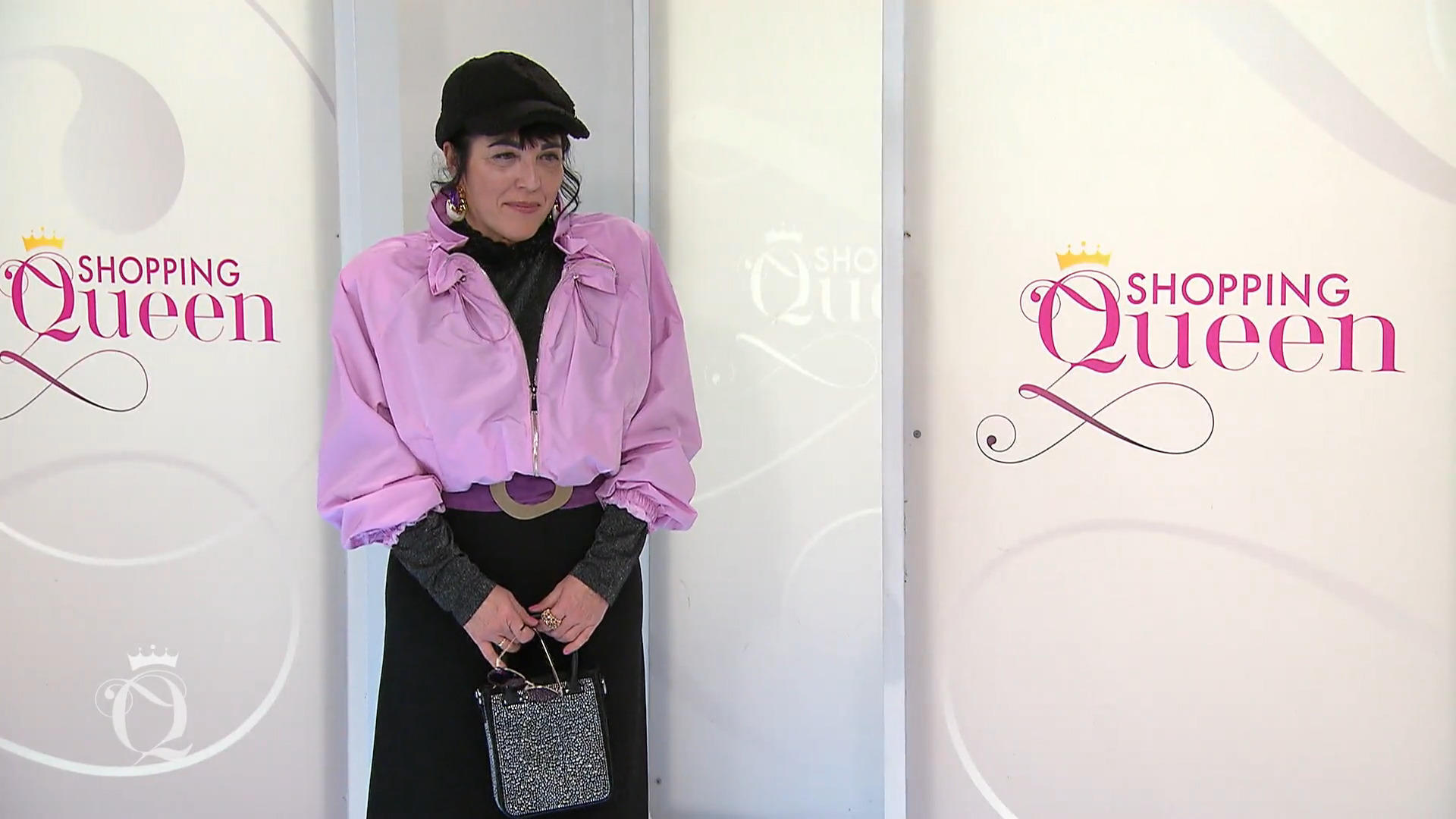 Wie kommt Danielas Look mit Schulterpolstern bei der Konkurrenz an?