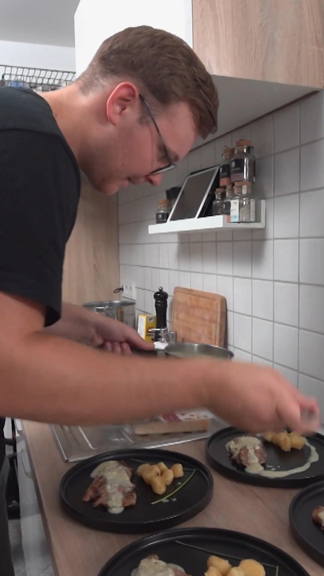 Dinnerrunde in Köln: Alex macht den Auftakt