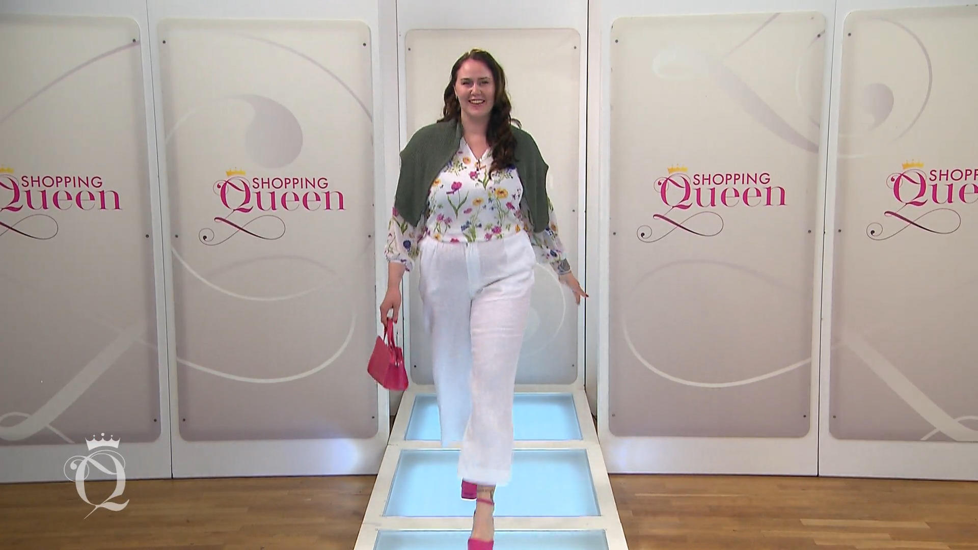 Kann Cheryn mit ihrem Blüten-Print-Look wirklich überzeugen?