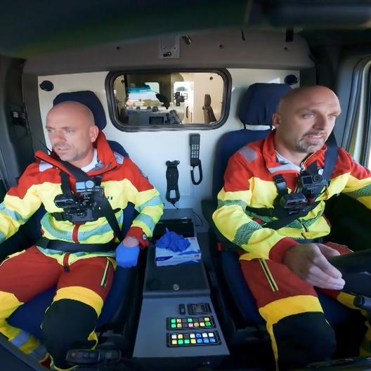 Die Notfallsanitäter werden in ein Brennpunktviertel gerufen