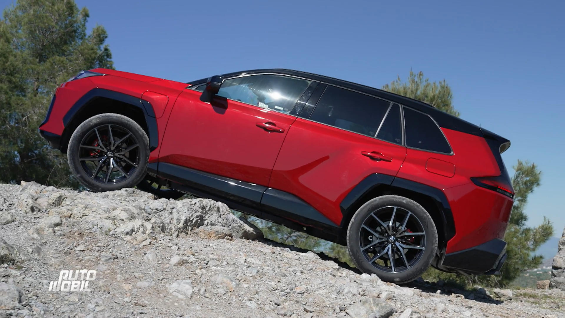 Alex jagt den Toyota über Asphalt und Geröll