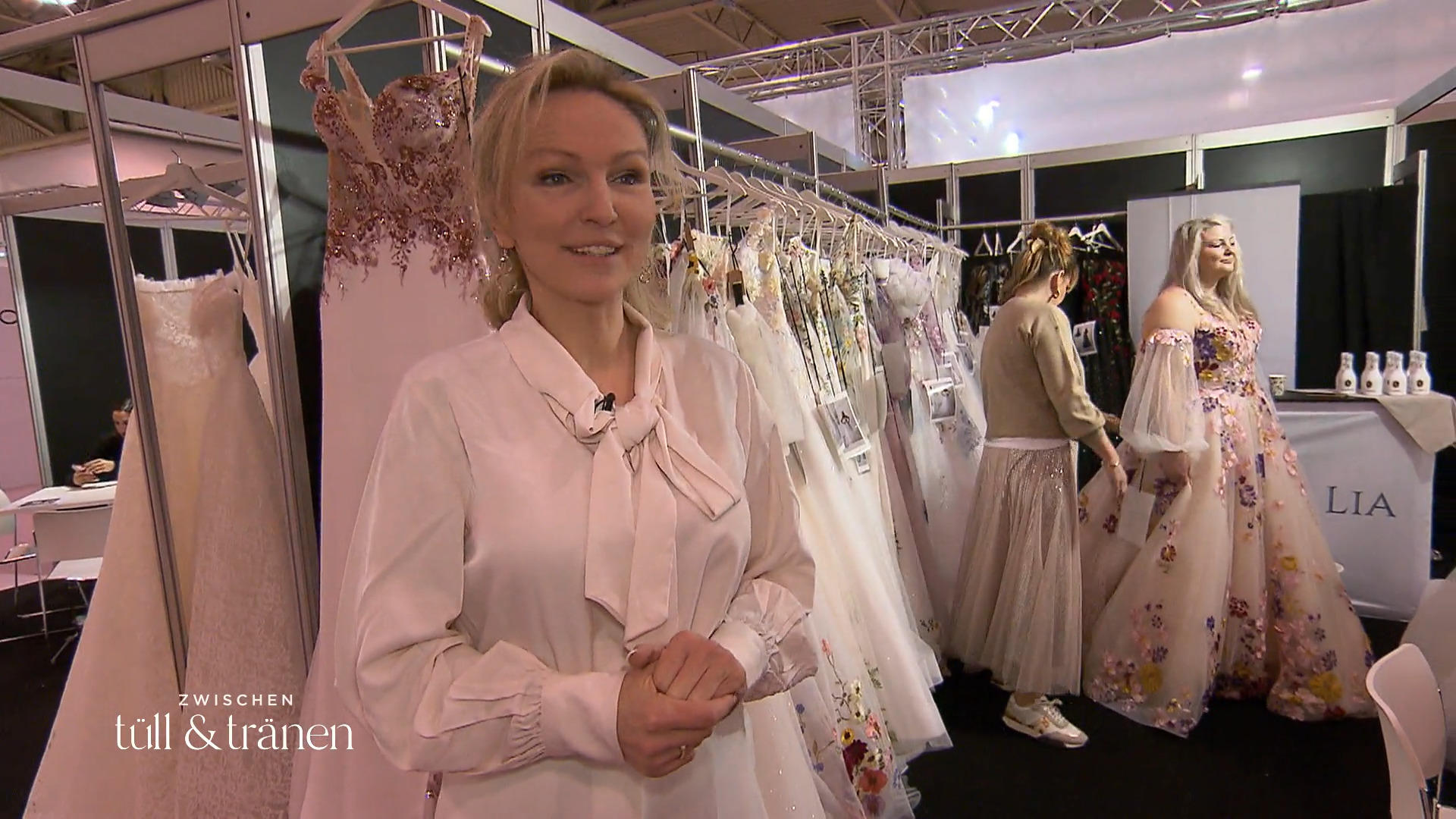 Kommen ihre bunten Spitzenkleider auf der Messe wirklich an?