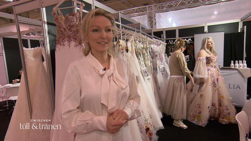 Kommen ihre bunten Spitzenkleider auf der Messe wirklich an?