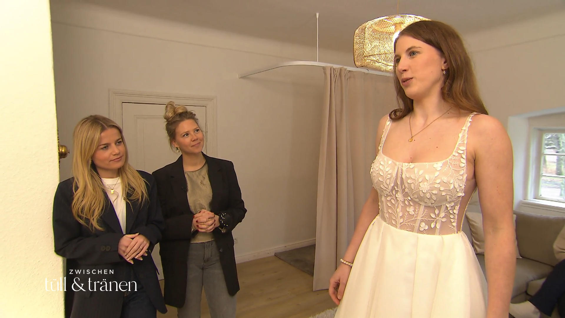 Finden die Ausstatterinnen für Laura ein Kleid ohne Kompromisse?