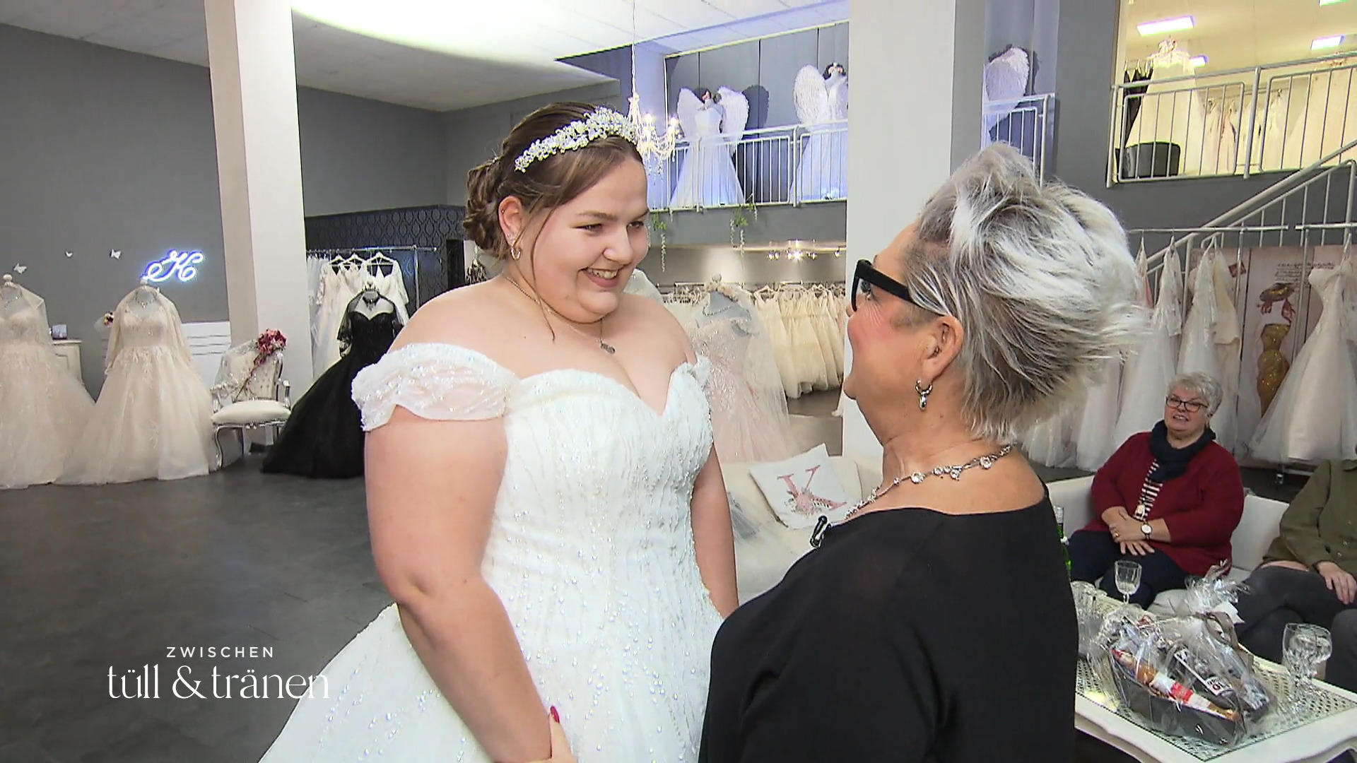 Antje braucht jetzt ein Kleid, das Braut und Mutter gleichermaßen packt