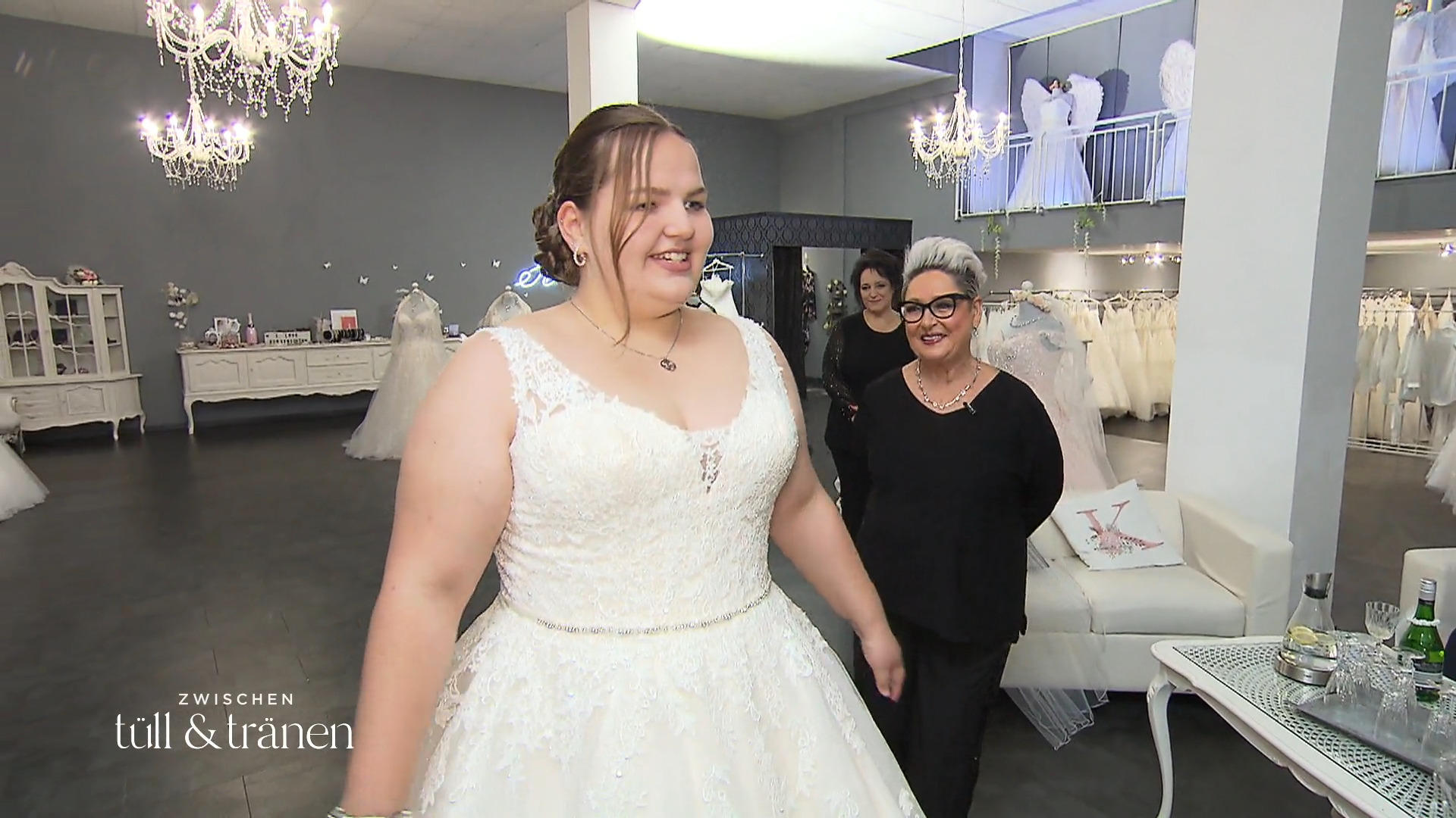 Kann ausgerechnet dieses Spitzenkleid Anna-Lenas Mutter überzeugen?