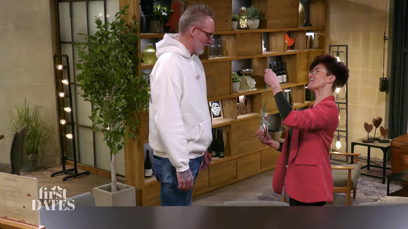 Sonja verteilt direkt Orden