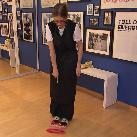 Antonia tritt ihren Soba-Nudelteig mit Füßen