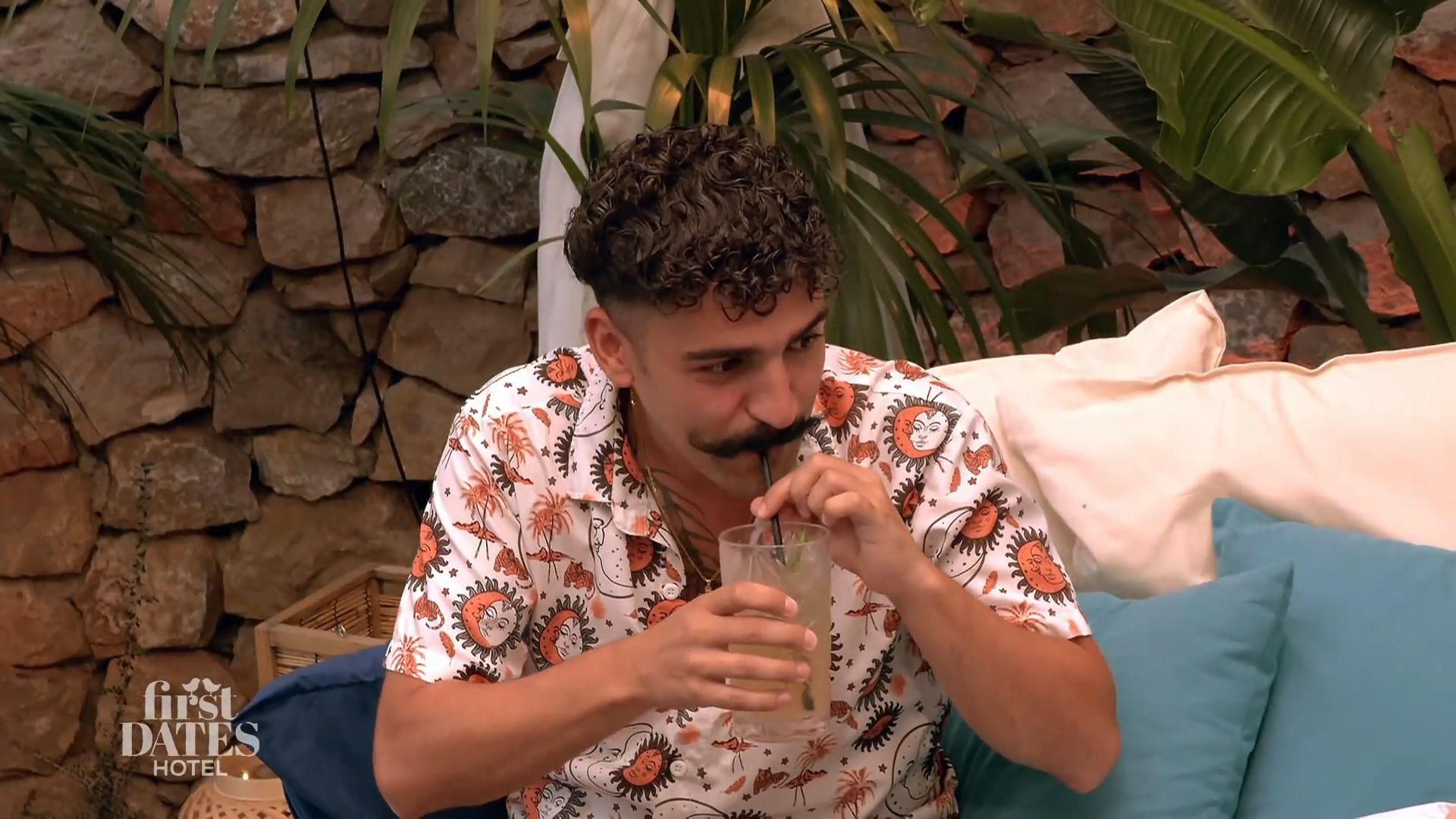 Mit diesem Schnurrbart zieht Yoel auch an der Bar Blicke auf sich