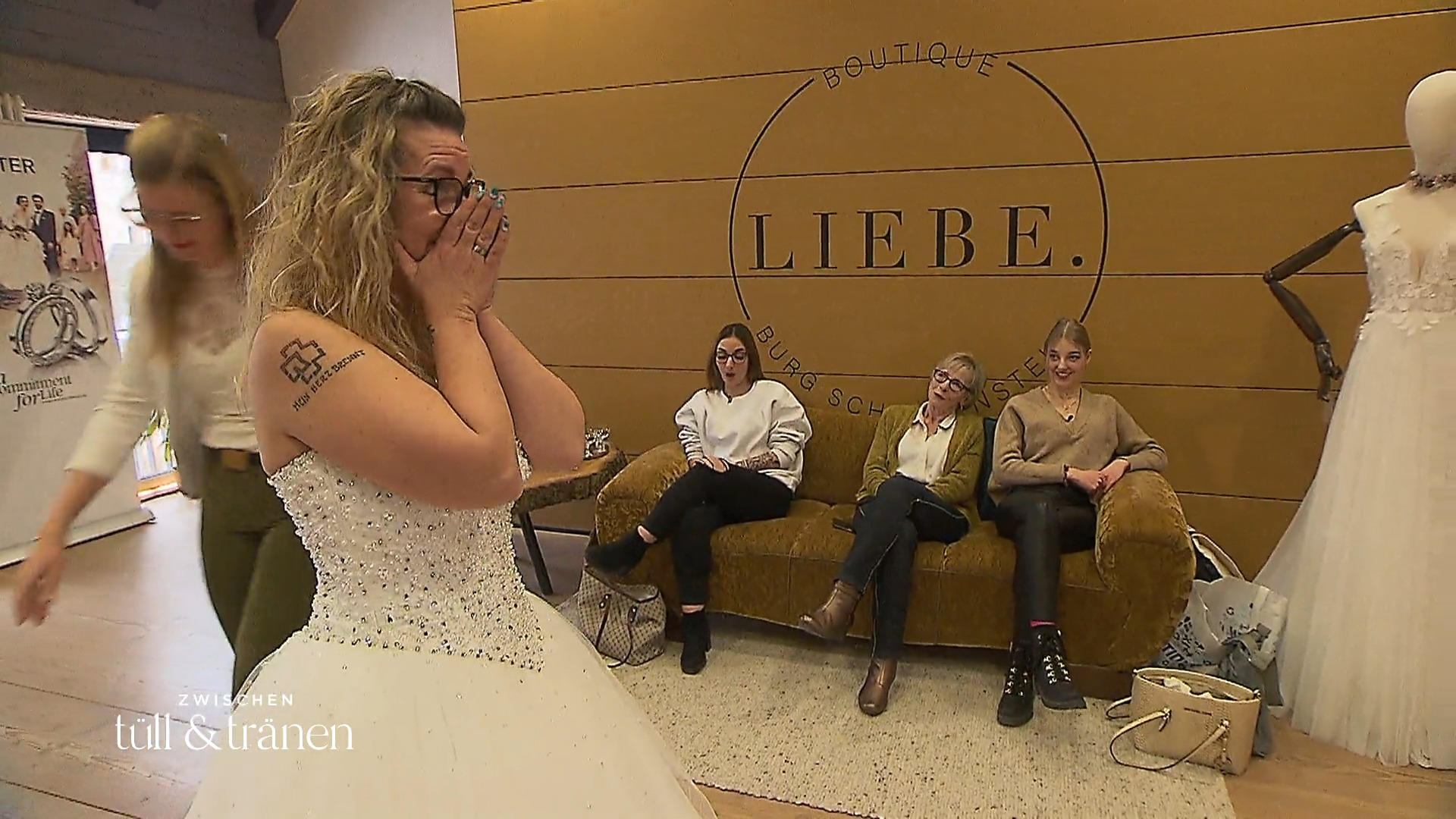 Manuela ist tief bewegt – doch ist es auch wirklich ihr Traumkleid?