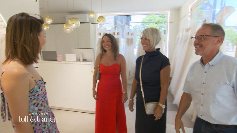 Magdalena will mit ihren Eltern das große Kleid finden