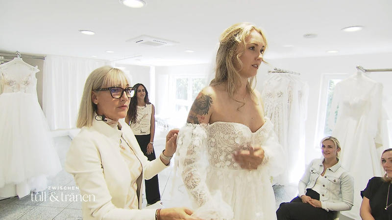 Finden Julia und ihre Mutter doch noch ein Kleid, das beide überzeugt?