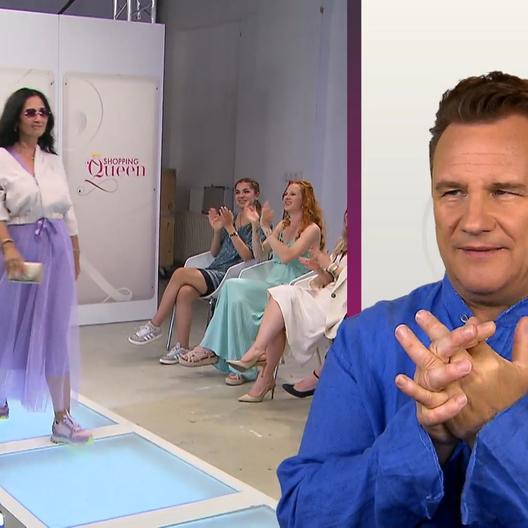 Vicky schwebt im lila Traum über den Catwalk