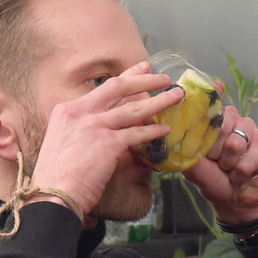 Albert bringt seine eigene Nachspeise mit