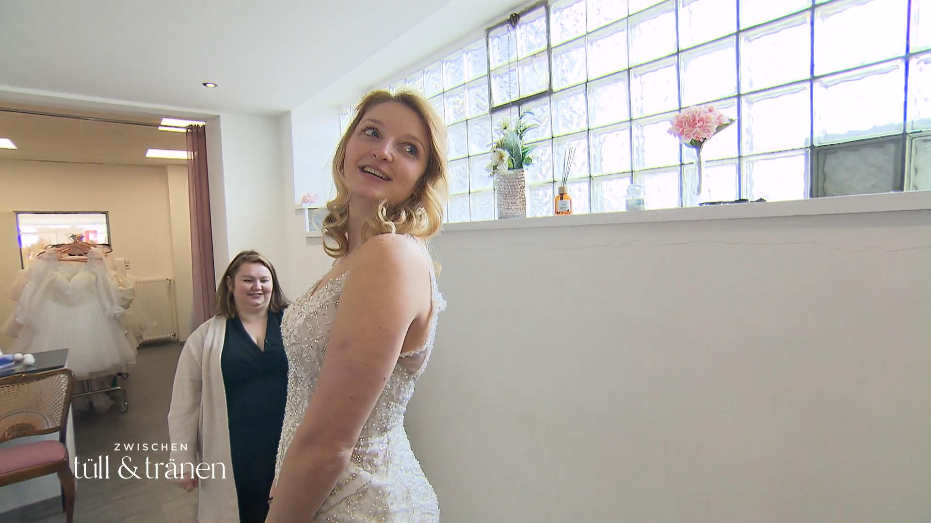 Julia braucht ein Kleid mit Spielraum – jetzt ist Improvisation gefragt