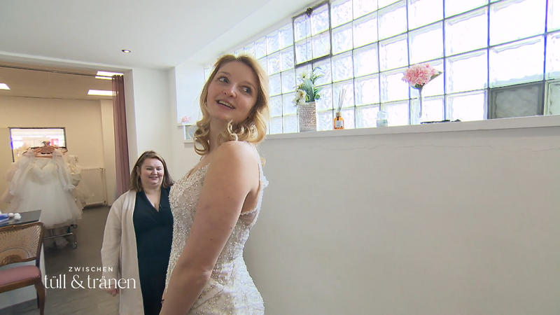 Julia braucht ein Kleid mit Spielraum – jetzt ist Improvisation gefragt