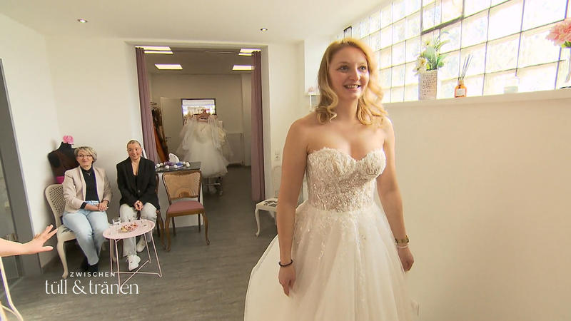 Das erste Kleid war’s nicht – kann Modell zwei Julia mehr geben?