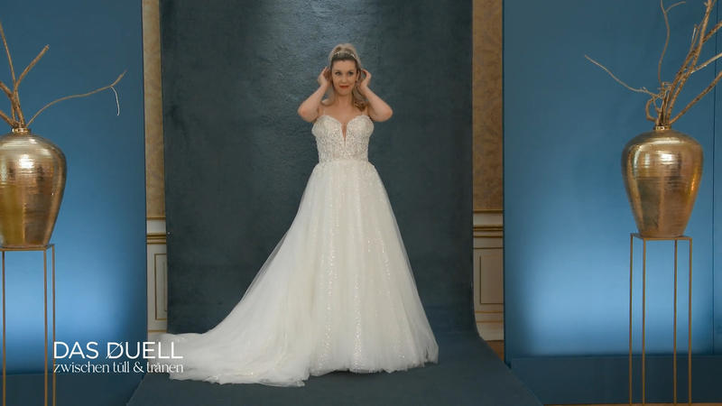 Wie sehr sieht Janina sich in Oljas erstem Kleid schon als Braut?