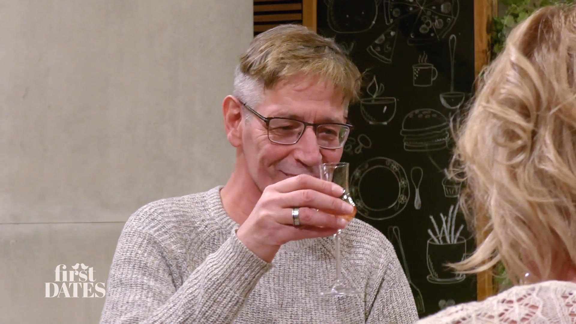 Schnaps zum Einstieg – aber bei Andrea und Uwe wird’s schnell schräg