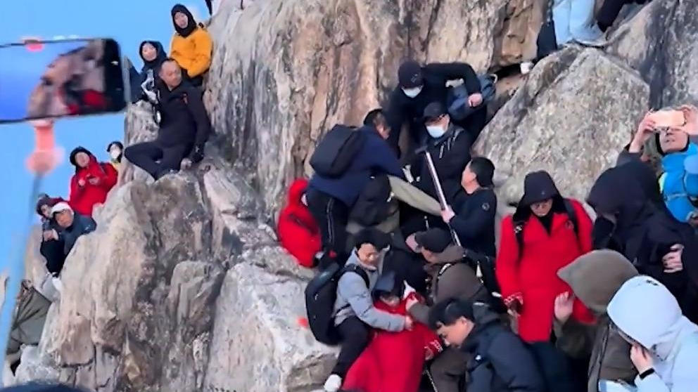 Klippen-Kloppe für's perfekte Foto! Touristen starten Faustkampf – an steiler Felswand