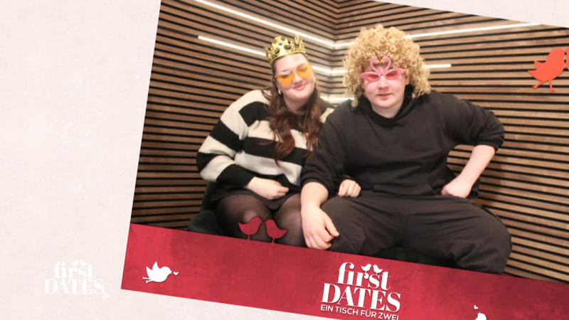 Charlotte muss lachen – und Felix macht aus ihrem kleinen Patzer direkt einen süßen Moment