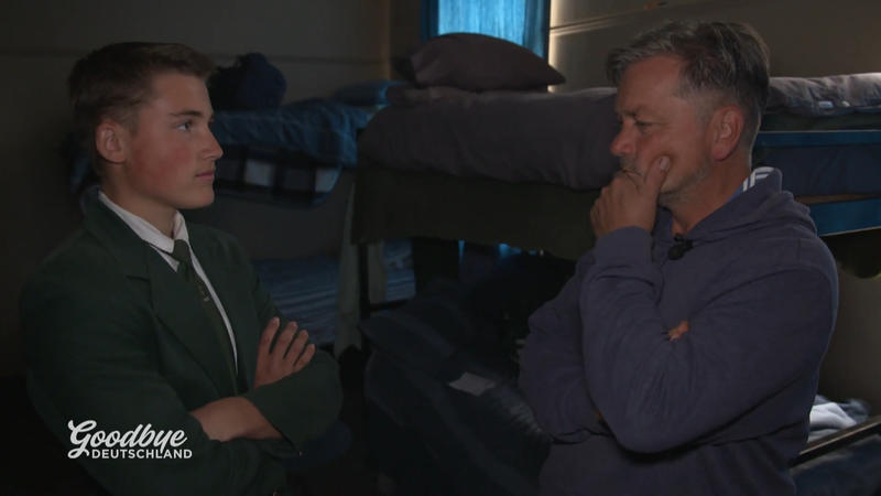 Samuel zeigt seinem Vater sein Leben im Internat