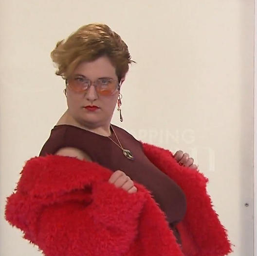 Statt Statement-Schmuck präsentiert Amy Gummistiefel