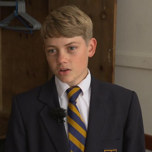 Aaron Heidkte leidet unter den strengen Regeln im Internat