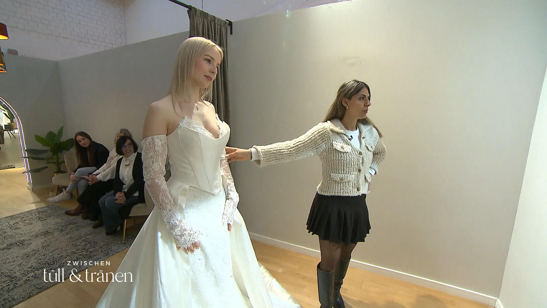 Svea testet ein Kleid mit Twist
