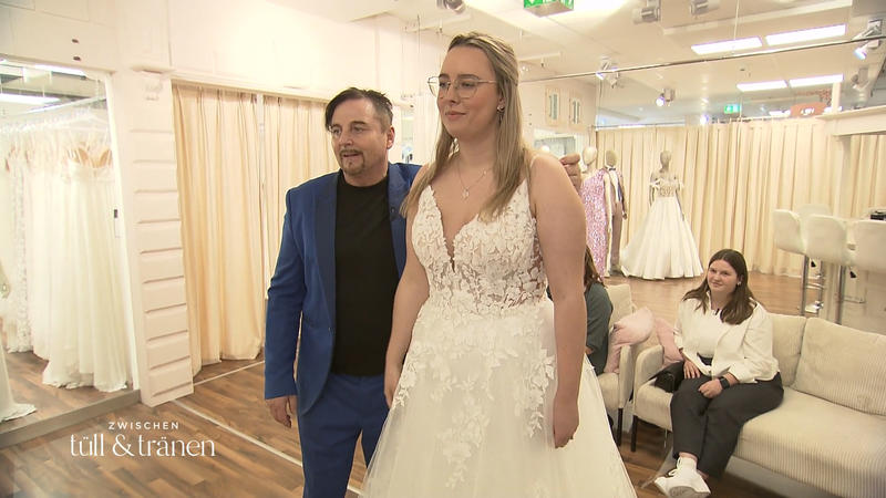 Findet Larissa ihr Herzenskleid?