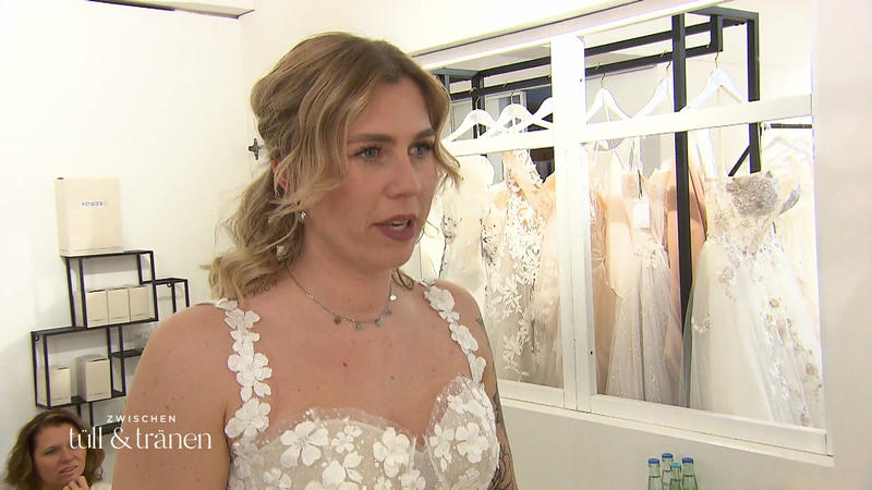 Findet Claudia Charlines Traumkleid?