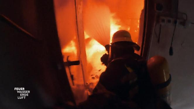 Flammen außer Kontrolle? Plötzlich fehlt der Feuerwehr das Wichtigste