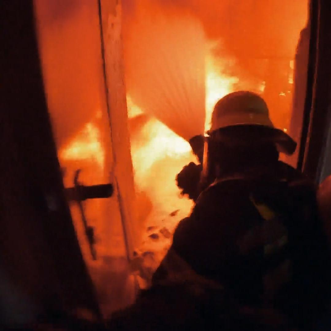 Feuerwehr kämpft gegen die Flammen