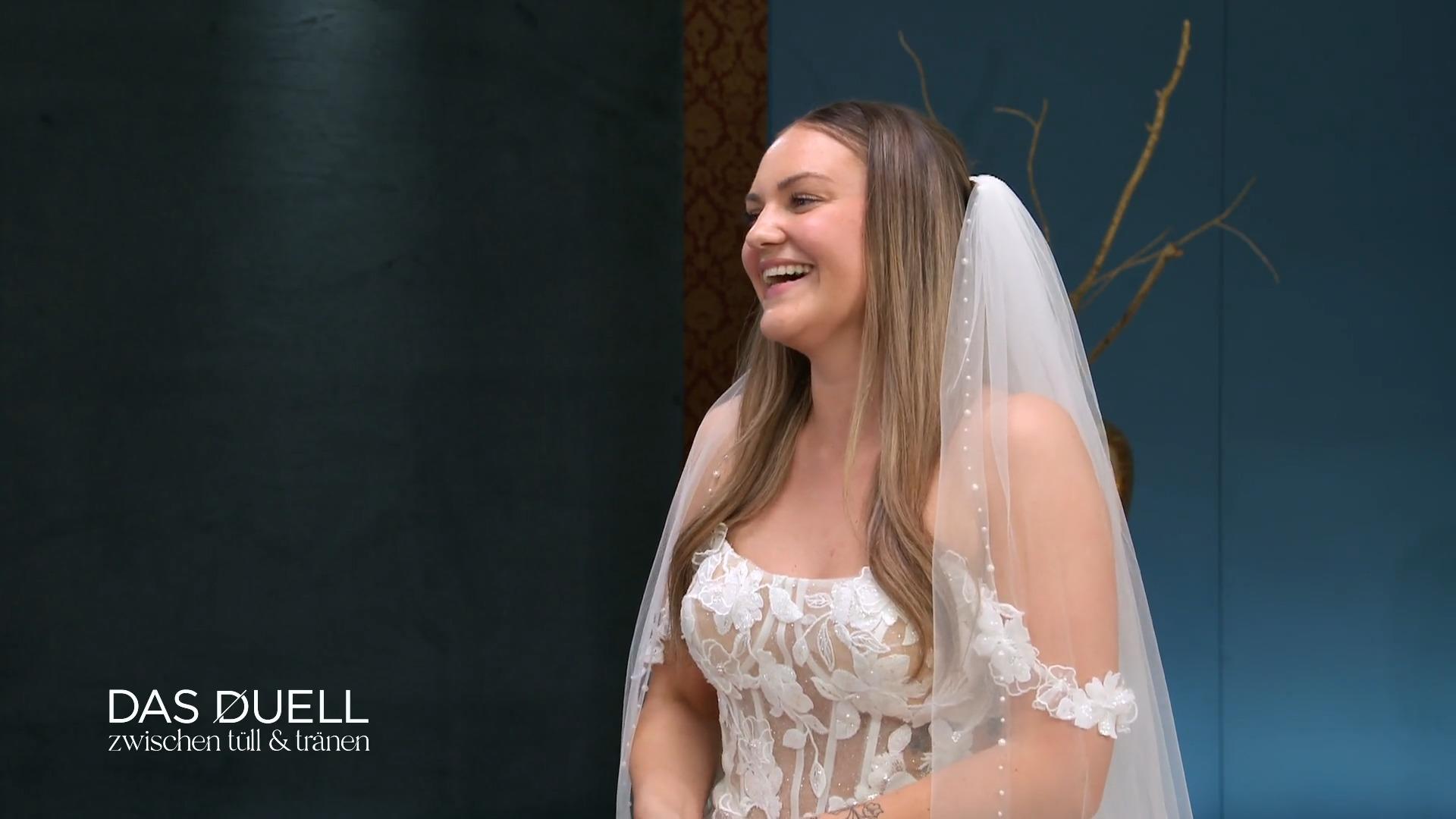 Samanthas Familie feiert das erste Kleid