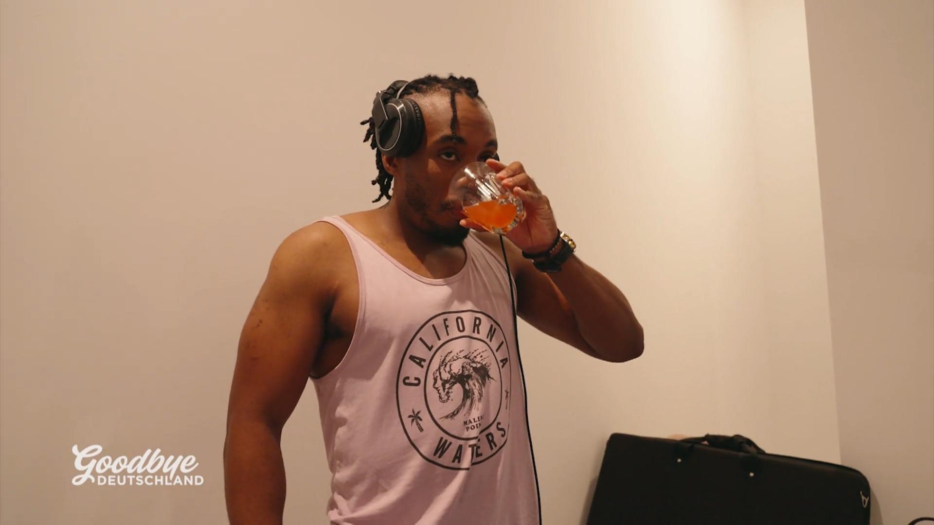 DJ Joshua nimmt Melly unter die Lupe