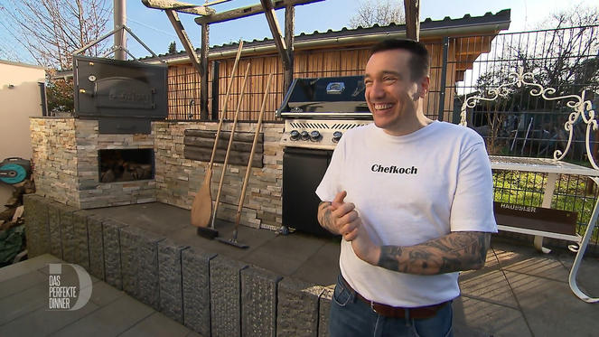 Outdoor-Küche, Indoor-Küche, Pool - Freddy baut sich sein Dinner-Glück einfach selbst