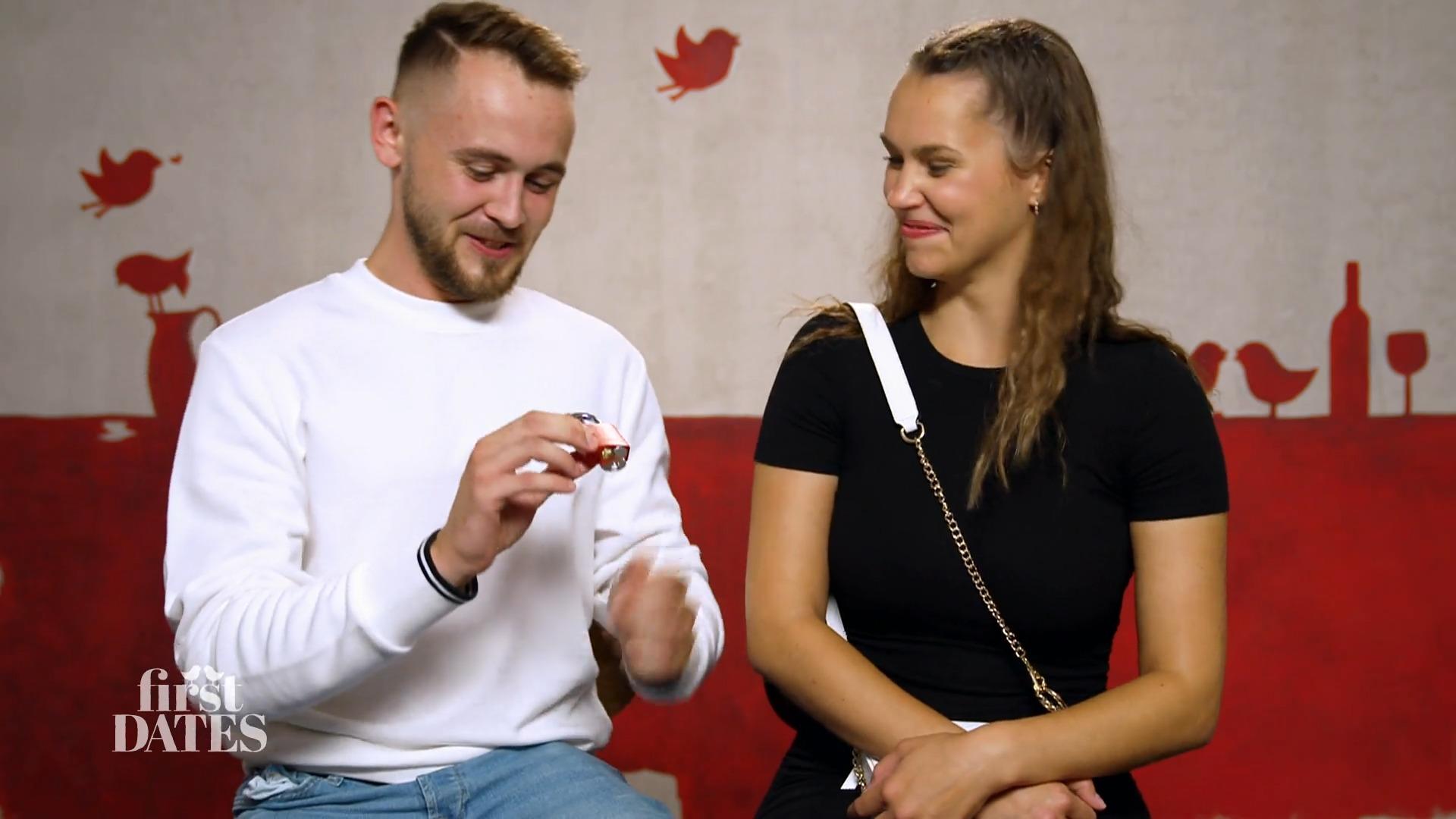 Lisa und Kevin bekommen ein Liebesschloss